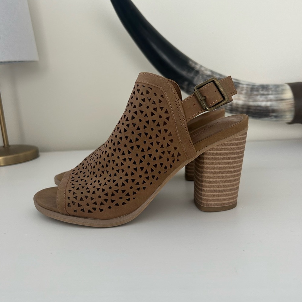 Universal thread heeled sandals
